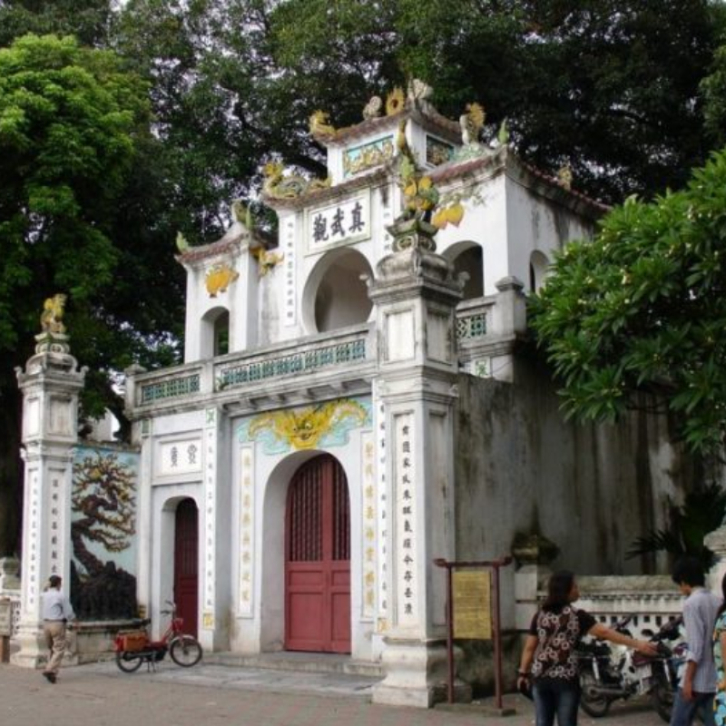 Các Địa Điểm Nổi Tiếng Gần Đền Quán Thánh (Ăn Gì? Chơi Gì?)