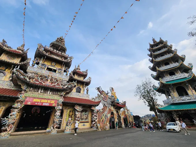 Vì sao ngôi chùa lại có tên gọi thân thuộc là Chùa Ve Chai?