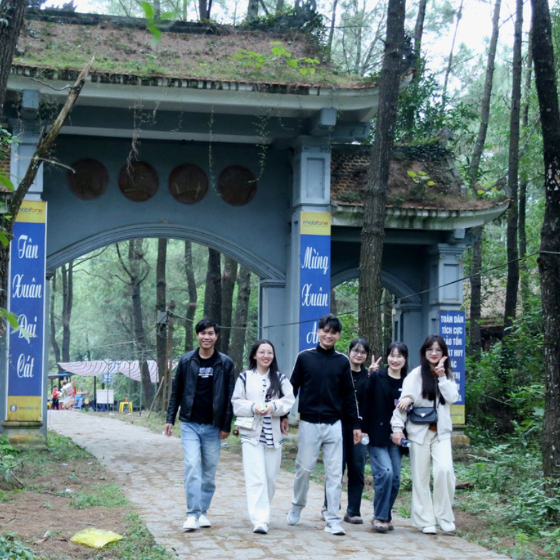 Những Ai Thường Đến Chùa Hương Tích Hà Tĩnh Để Làm Gì?