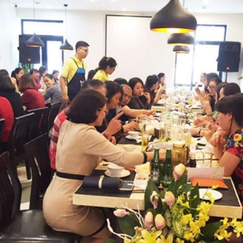 Những ai thường đến Lẩu Hấp Fresh Vinhomes Gardenia để thưởng thức?