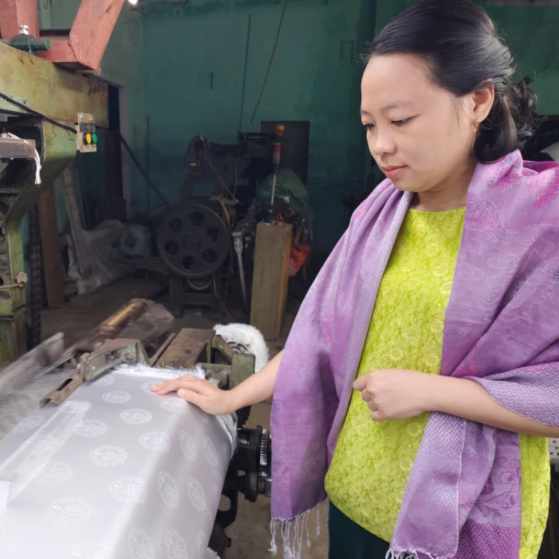 Những Ai Thường Đến Làng nghề tơ lụa Mã Châu Để Làm Gì?