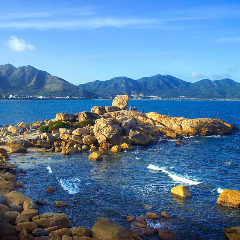 Những Ai Thường Đến Hòn Chồng Để Làm Gì?