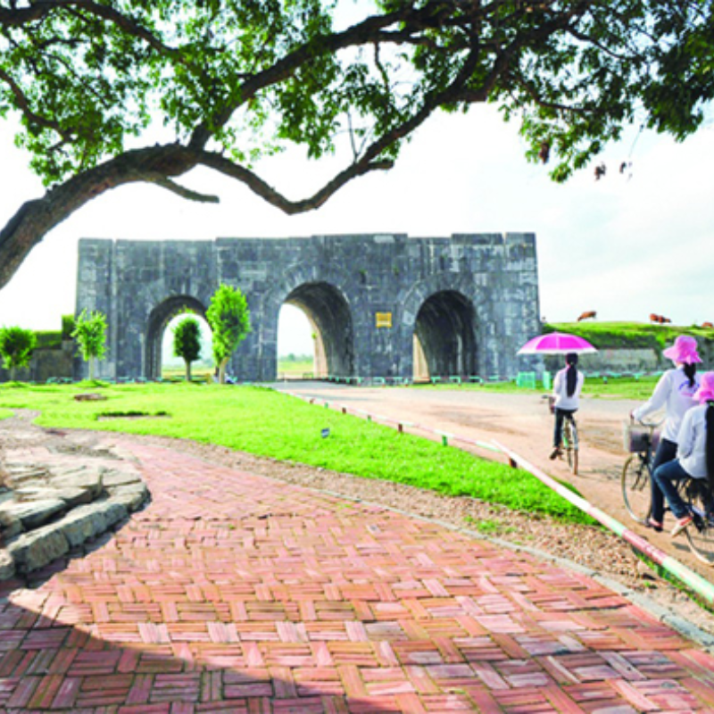 Những Ai Thường Đến Thành Nhà Hồ Để Làm Gì?