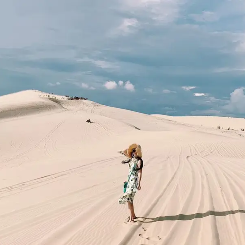 Những ai thường đến Bàu Trắng để làm gì?