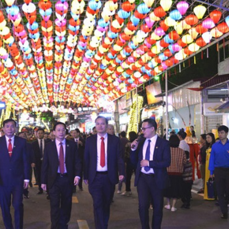 Những Ai Thường Đến Phố Đi Bộ Kỳ Lừa Để Làm Gì?