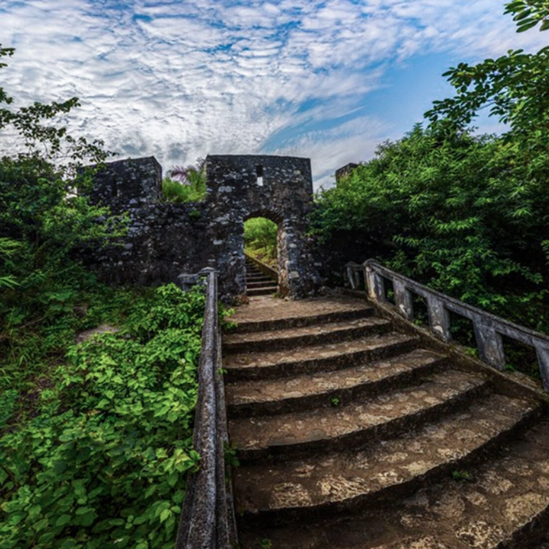 Những Ai Thường Đến Thành Nhà Mạc Để Làm Gì?