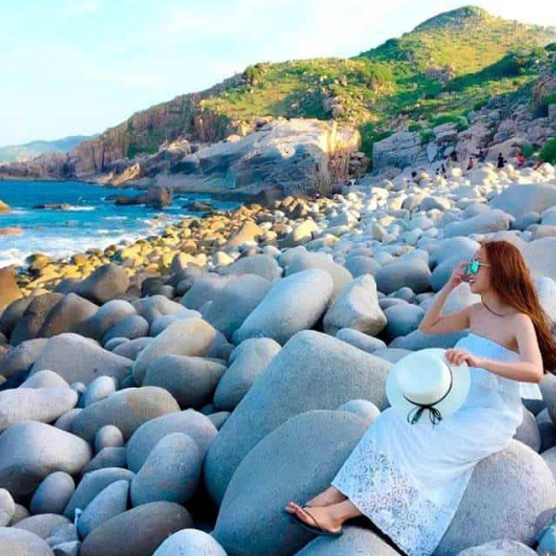 Những Ai Thường Đến Bãi Đá Trứng Bình Hưng Để Làm Gì?