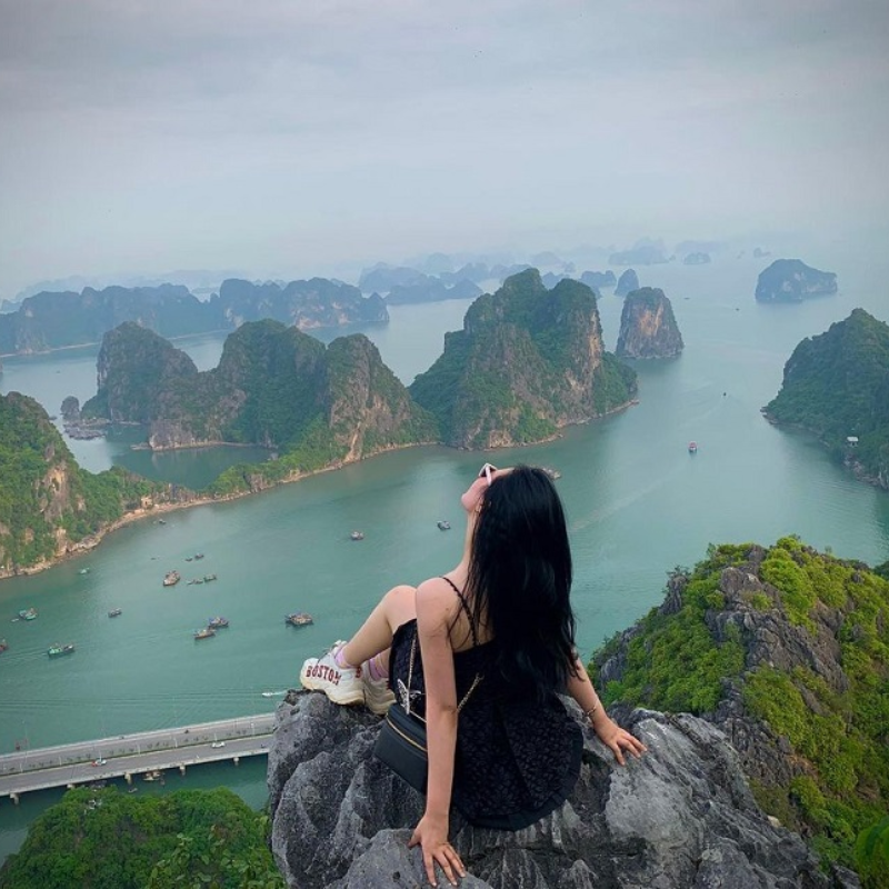 Khám Phá Núi Bài Thơ - Hành Trình Chinh Phục "Nóc Nhà" Hạ Long