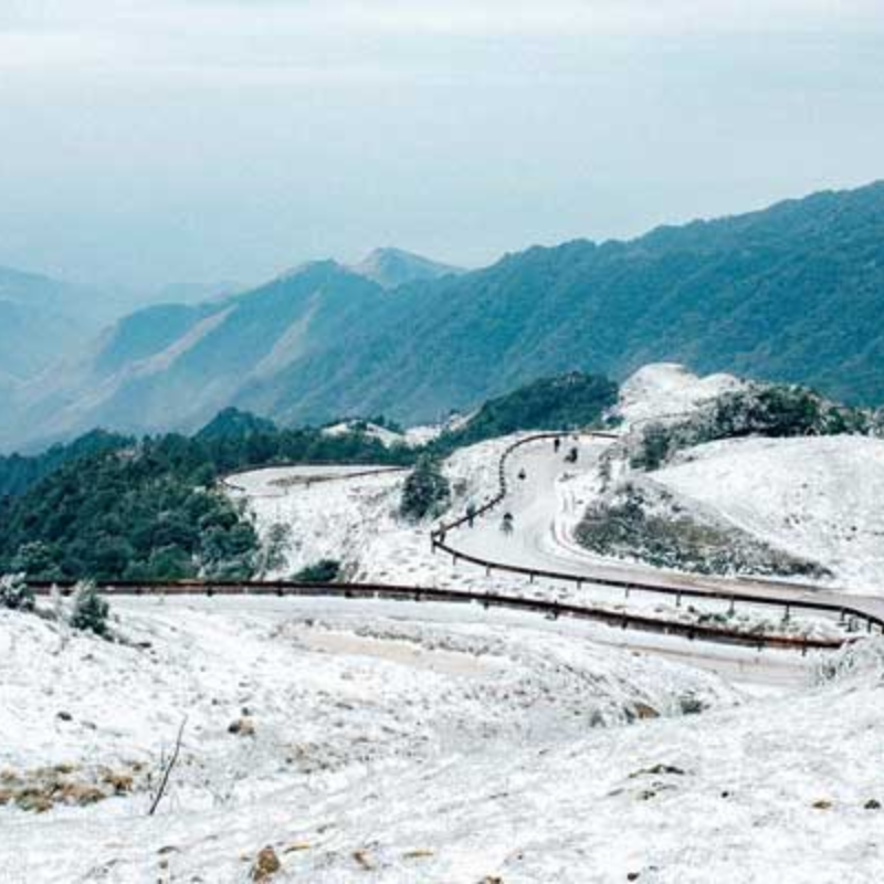 Những Ai Thường Đến Đỉnh Mẫu Sơn Để Làm Gì?