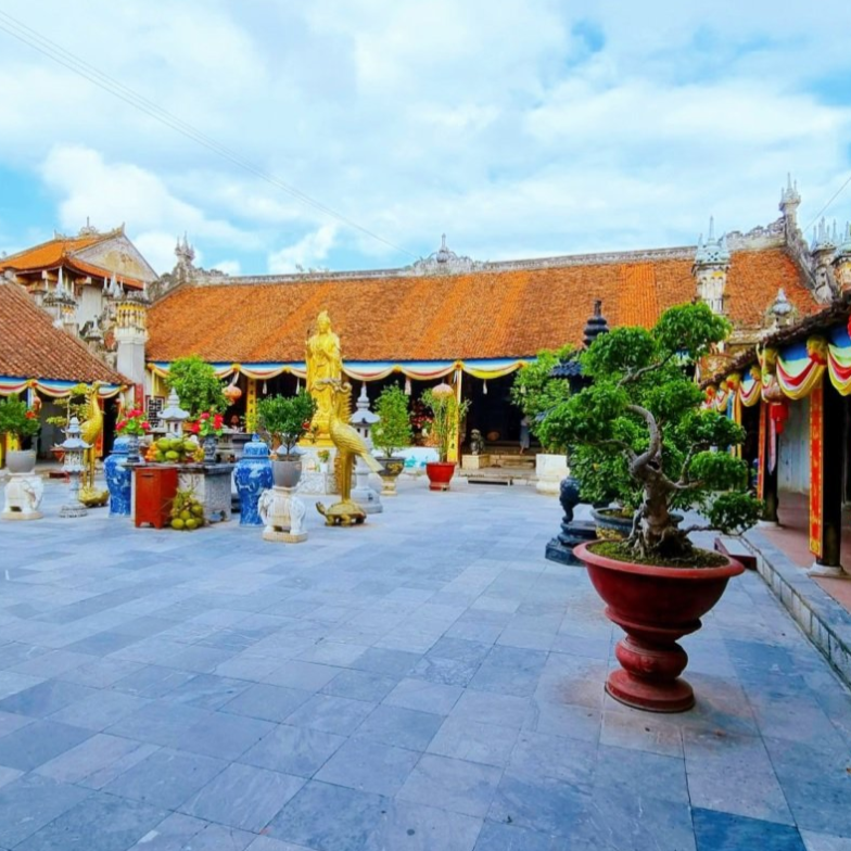Những Ai Thường Đến Chùa Dư Hàng Để Làm Gì? Hành Trình Tìm Kiếm Bình An
