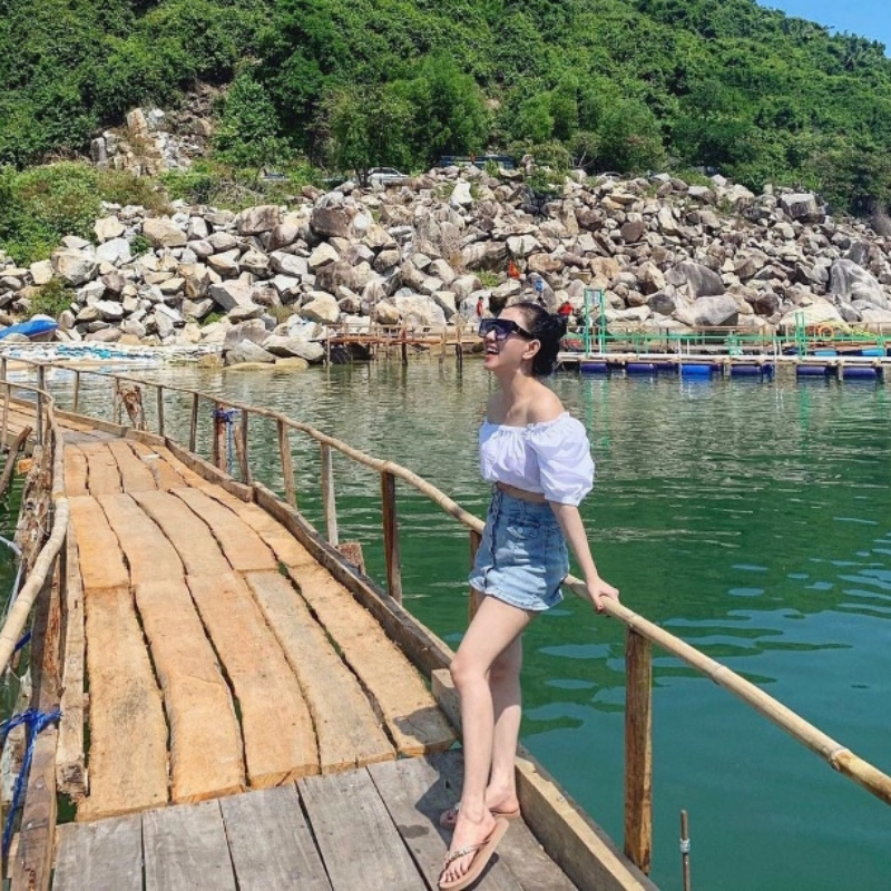 Những Ai Thường Đến Vịnh Vũng Rô Để Làm Gì?