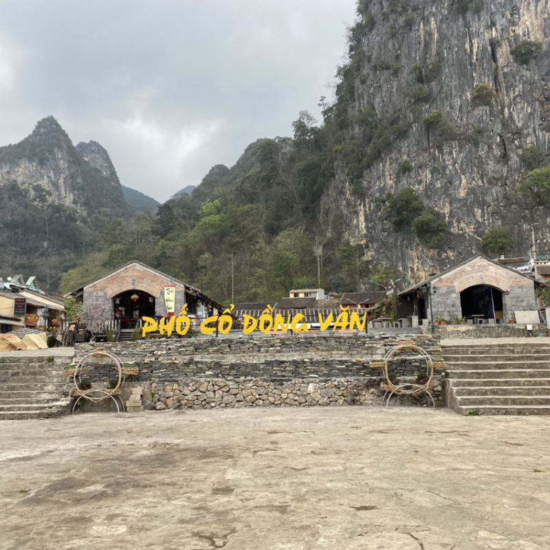 Những ai thường đến Phố cổ Đồng Văn và để làm gì?