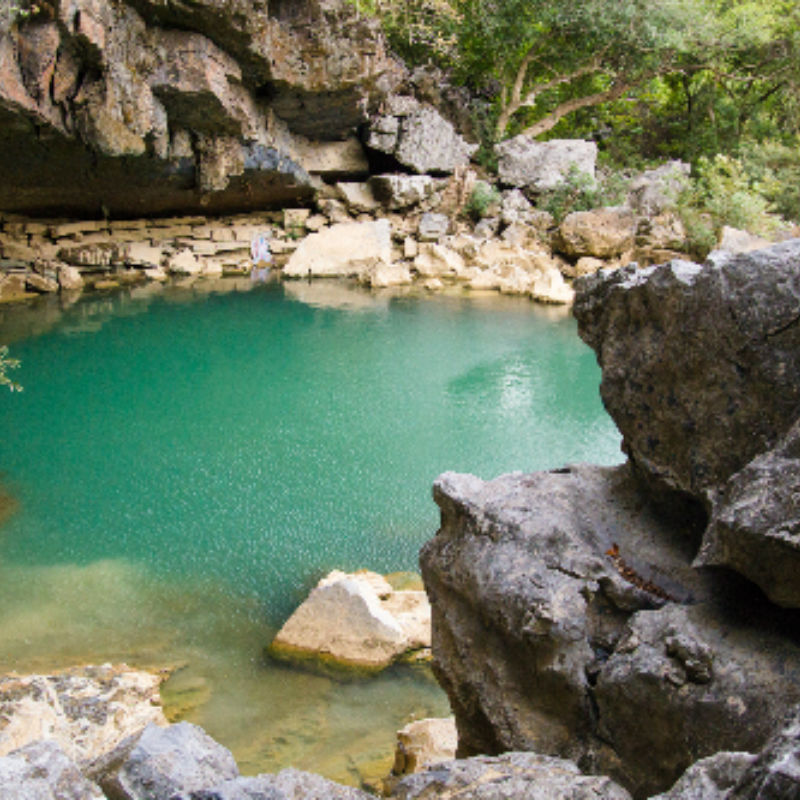 Những Ai Thường Đến Động Tú Làn Để Làm Gì?