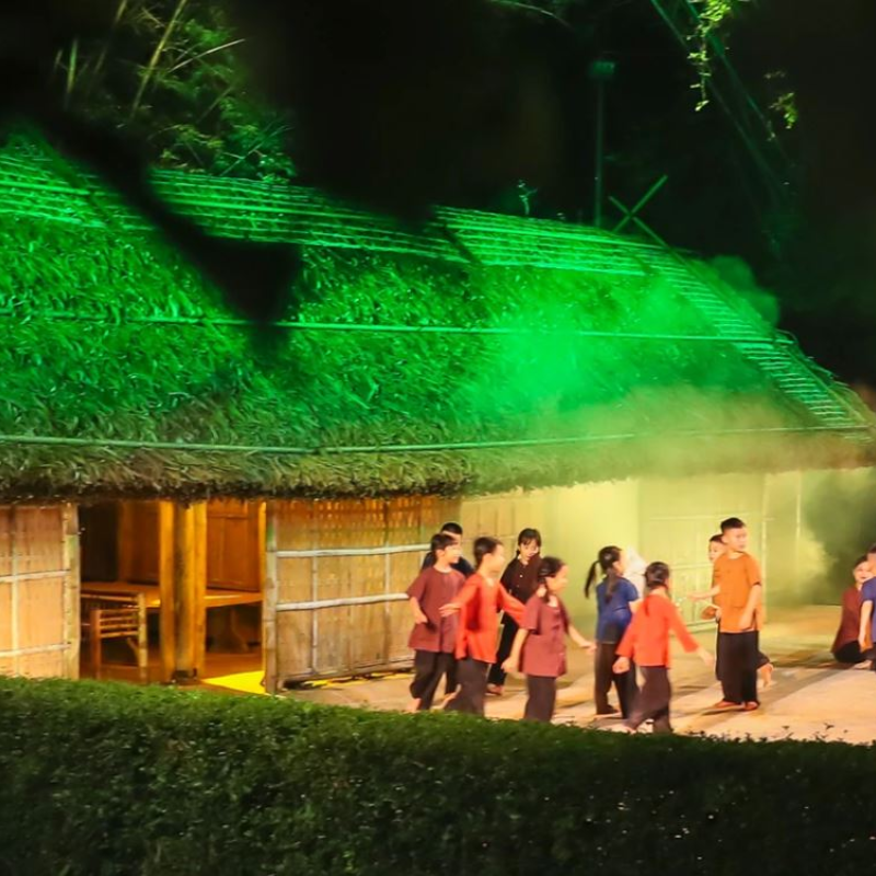 Những Ai Thường Đến Làng Sen Để Làm Gì?