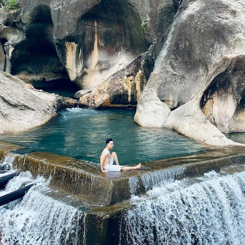 Những Ai Thường Đến Suối Ba Hồ Để Làm Gì?