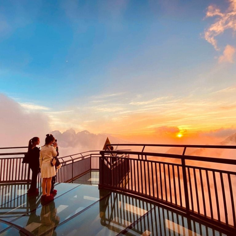 Những Ai Thường Đến Điểm du lịch Cầu kính Rồng Mây Để Làm Gì?