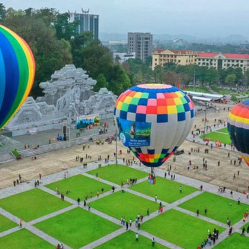 Những Ai Thường Đến Quảng trường Nguyễn Tất Thành Để Làm Gì?