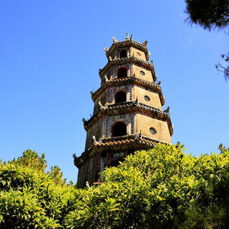 Những Ai Thường Đến Chùa Thiên Mụ Để Làm Gì?