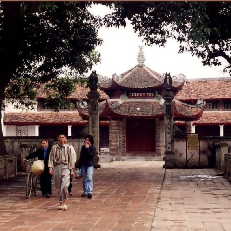 Những Ai Thường Đến Chùa Láng Để Làm Gì?