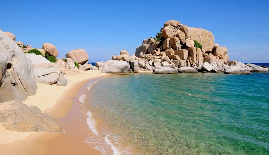 Ninh Thuận: Nơi Biển Gọi, Cát Vẫy và Văn Hóa Chăm Pa Thăng Hoa