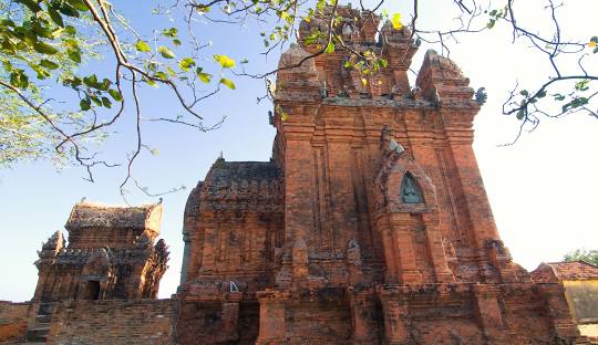 Giới Thiệu Phan Rang - Tháp Chàm: Nơi Giao Thoa Giữa Biển Xanh Và Văn Hóa Chăm 