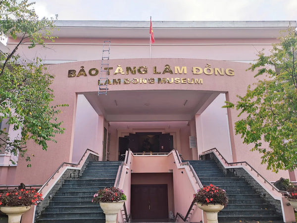 Làm thế nào để đặt dịch vụ xe đưa đón và hướng dẫn viên uy tín? Bảo Tàng Lâm Đồng