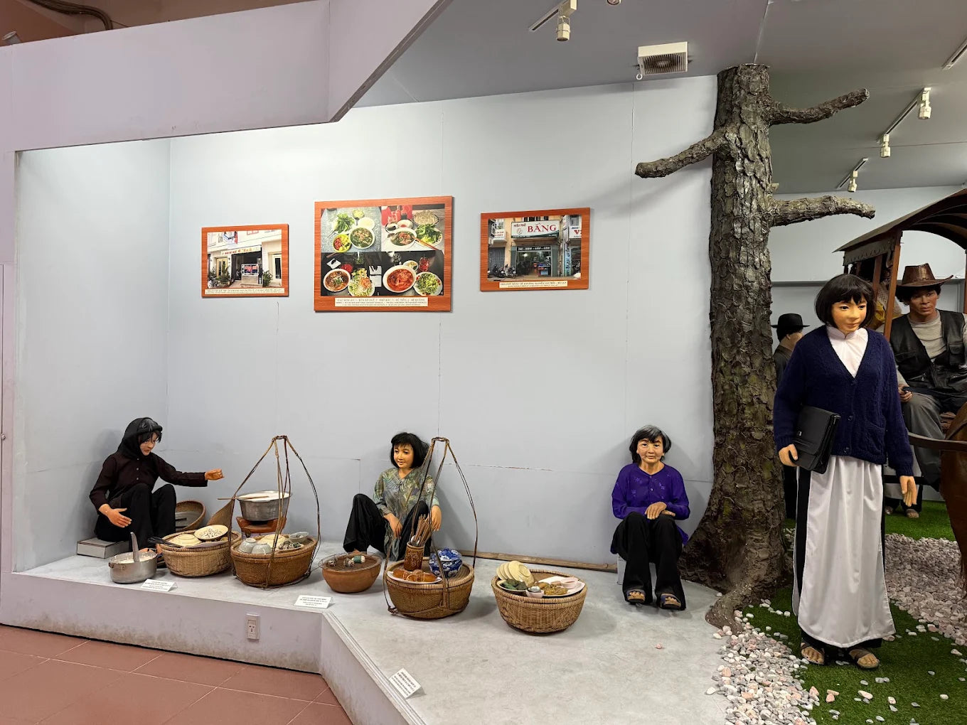 Không Gian Trưng Bày Đồ Sộ Và Cung Nam Phương Hoàng Hậu Đầy Hoài Niệm