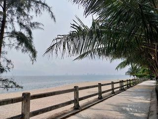 Vị Trí Địa Lý Và Tên Gọi "Red Beach" Đầy Ấn Tượng