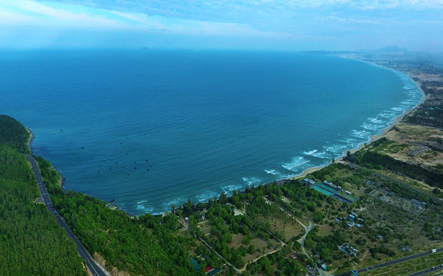 Nên chọn ở resort tại Bãi Dài hay khách sạn ở trung tâm thành phố Nha Trang?