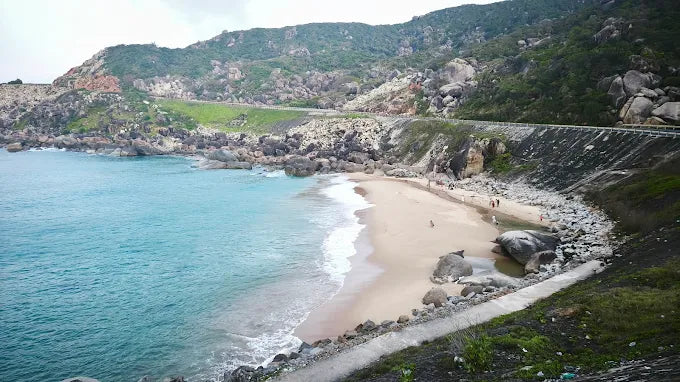 Bãi Tiên vẫy gọi những tâm hồn yêu tự do bằng những đêm ngủ lều bên bờ biển