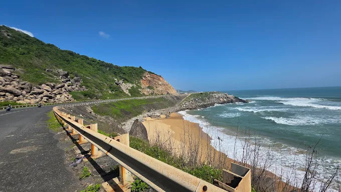 Hành trình đến với Bãi Tiên là một trải nghiệm đầy kích thích, kết hợp giữa những cung đường nhựa phẳng lỳ