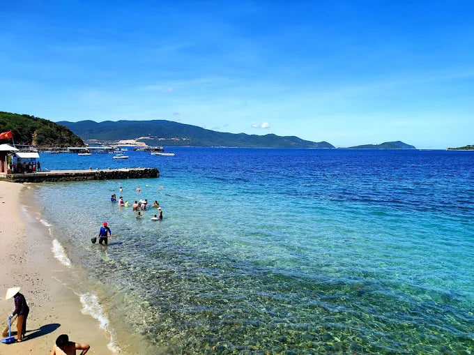 Tôi nên thưởng thức hải sản ở nhà hàng Bãi Tranh hay ra các bè nổi làng chài?