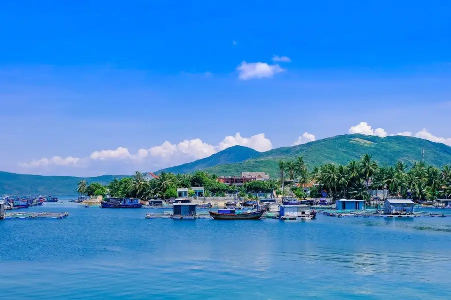 Bãi biển Dốc Lết thuộc huyện nào và cách Nha Trang bao xa?