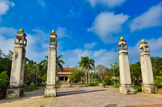 Cầu ngói Thanh Toàn được xây dựng vào năm 1776, là một trong số rất ít cây cầu cổ còn sót lại tại Việt Nam có mái che theo lối kiến trúc "thượng gia hạ kiều" (trên là nhà, dưới là cầu).