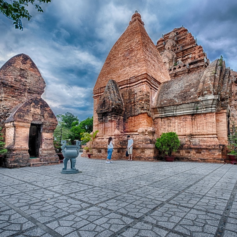 Các Địa Điểm Nổi Tiếng Gần Tháp Bà Ponagar (Ăn Gì? Chơi Gì?)
