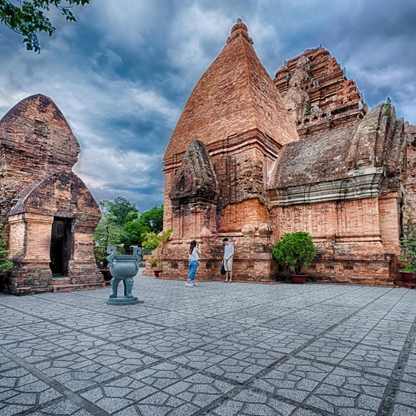 Các Địa Điểm Nổi Tiếng Gần Tháp Bà Ponagar (Ăn Gì? Chơi Gì?)
