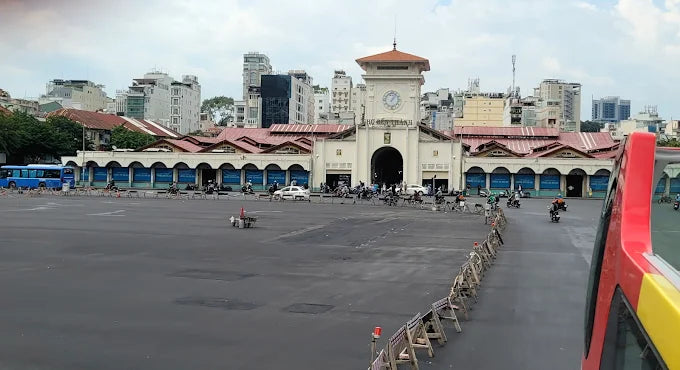 Chợ Bến Thành: Trái Tim Sôi Động Của Sài Gòn – Nơi Văn Hóa Và Ẩm Thực Hội Tụ