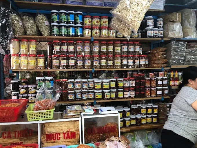 Có cần biết mặc cả khi mua hàng ở Chợ Xóm Mới không?