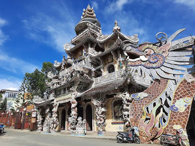 Chùa Linh Phước (Chùa Ve Chai) Đà Lạt nằm ở đâu và có mất vé không?