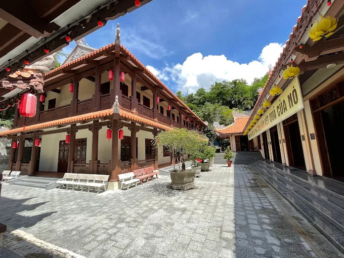 Chùa Long Sơn có thu vé vào cổng tham quan không?