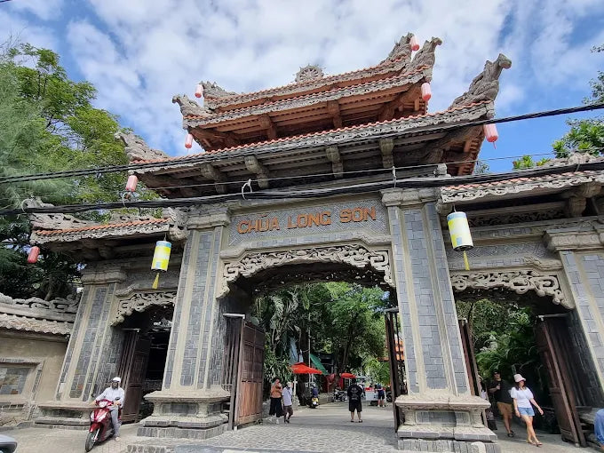 Những Trải Nghiệm Tâm Linh Nổi Bật Tại Chùa Long Sơn