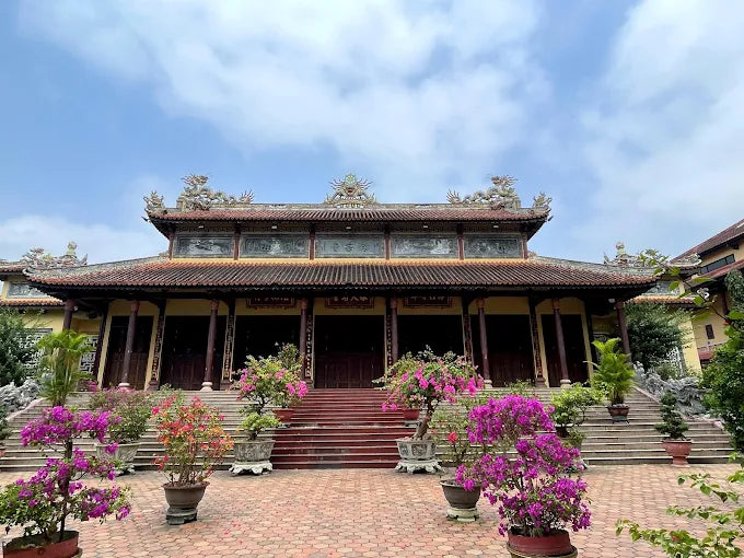 1. Chùa Từ Đàm có cho phép chụp ảnh không?