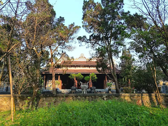 2. Khu mộ thái giám nằm ở đâu trong chùa?