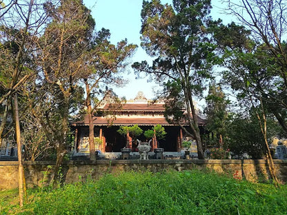 2. Khu mộ thái giám nằm ở đâu trong chùa?