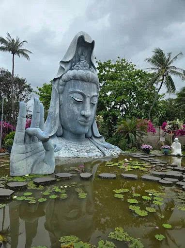 6. Xung quanh chùa có bãi biển nào để tắm không?