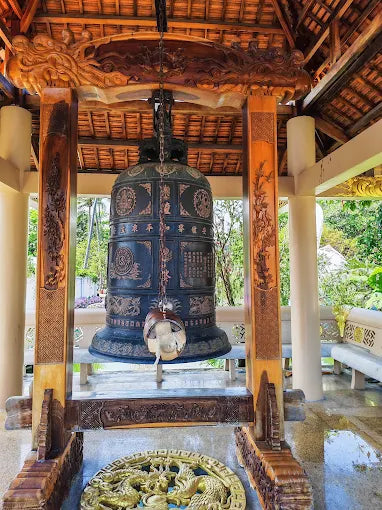 Điểm nhấn thị giác ấn tượng nhất khiến Chùa Thanh Lương "phủ sóng" trên các nền tảng mạng xã hội chính là khu vực Hồ Khuyết. Được thiết kế với hình dáng uốn lượn mềm mại, mặt nước hồ phẳng lặng như một tấm gương khổng lồ phản chiếu bầu trời xanh ngắt.