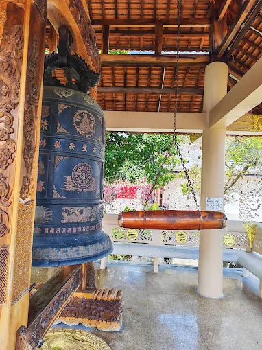 Vì nằm sát biển và gần các làng chài lâu đời như Mỹ Quang, Yến, du khách khi đến thăm Chùa Thanh Lương không nên bỏ qua cơ hội trải nghiệm cuộc sống lênh đênh trên sóng nước.