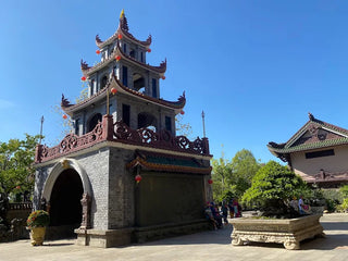 5. Chùa Thiên Hưng có gần tháp Bánh Ít không?
