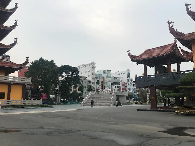Những Ai Thường Đến Chùa Việt Nam Quốc Tự TPHCM Để Làm Gì?