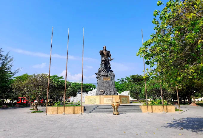 Công viên Bạch Đằng Nha Trang: Điểm Tựa Tâm Linh Bên Vịnh Biển Thiên Đường